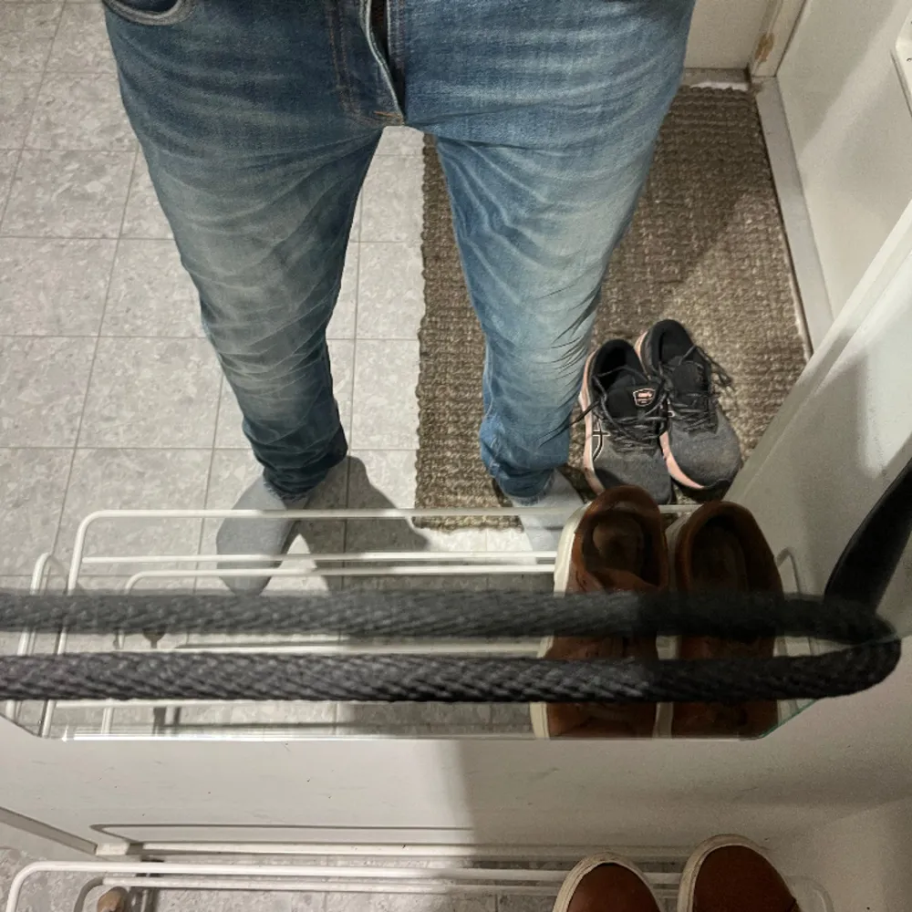 Riktigt snygga och populära jeans Använd ett fåtal gånger  W30 L32 Ny pris 1300 Mitt pris 440 Modellen på bilden är 180 . Jeans & Byxor.