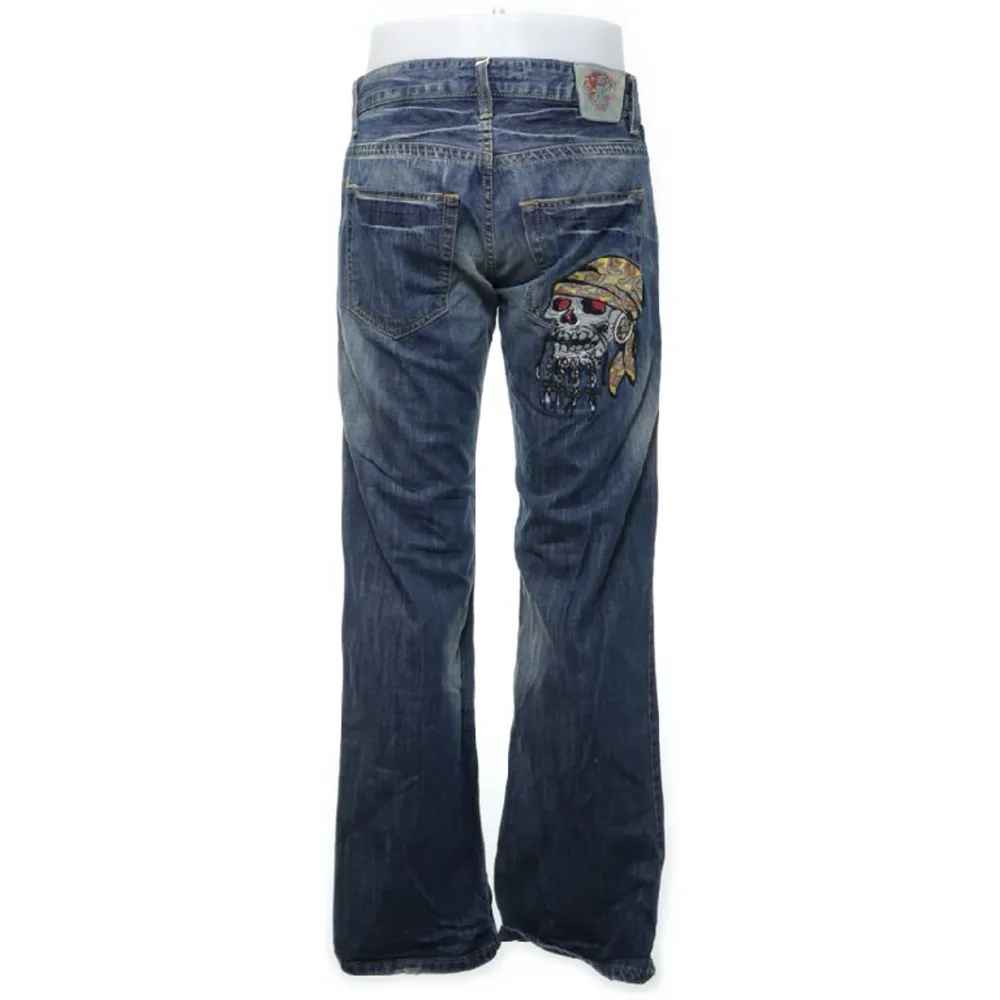 As fräna baggy vintage Ed Hardy jeans med coolt tryck på baksidan. Lite slitningar längst ner (kom privat för bilder och mått) . Jeans & Byxor.