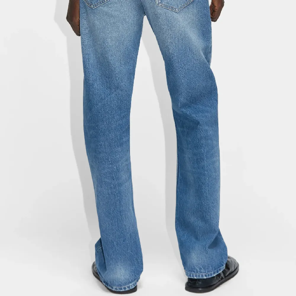 Säljer dessa jeans då det var för små. Har 4 par jeans så kolla min profil.  Storlek 27 Pris 1100kr Nypris 2200kr Cond DSWT. Jeans & Byxor.