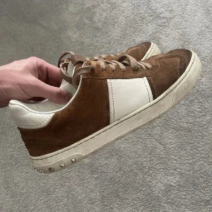 Valentino Flycrews - Säljer mina valentino flycrews då de ej längre passar. Storlek 40 men passar 41