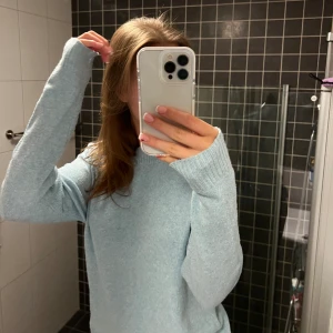 Stickad tröja - Tröja från Vero Moda, mycket fin och ljus färg inför våren och sommaren. Jättebra skick och mycket fint material dessutom och är bara använd fåtal ggr i somras.