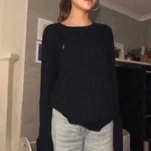 Ralph lapuren tröja  - Klicka inte köp nu!!!! Jag säljer denna Ralph lauren tröjan i S/M eftersom det inte är min stil längre och den ligger bara i garderoben, den är använd max 3 gånger. Jag säljer den för 350 och köparen står för frakten🩷