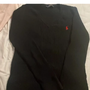 Raplh Lauren tröja - Svart långärmad Ralph Lauren tröja. Äkta! Passar som s/m! 400kr 