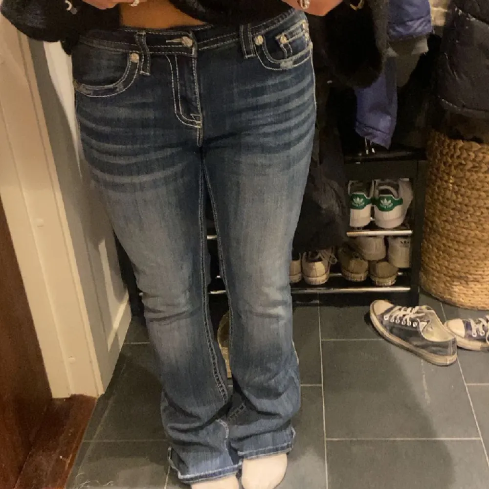 Lågmidjade bootcut jeans. De är lite stora på mig som vanligtvis har 36/38. Storlek 29/34. Midjemått ca 42 cm . Jeans & Byxor.