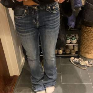 Lågmidjade bootcut jeans. De är lite stora på mig som vanligtvis har 36/38. Storlek 29/34. Midjemått ca 42 cm 
