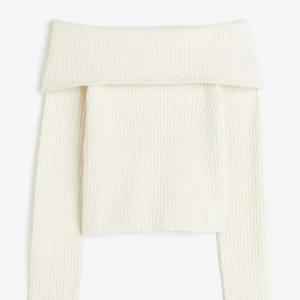 Offshoulder stickad tröja  - Jätte fin vit, tajt, stickad och tunn tröja från hm som aldrig är använd 💕