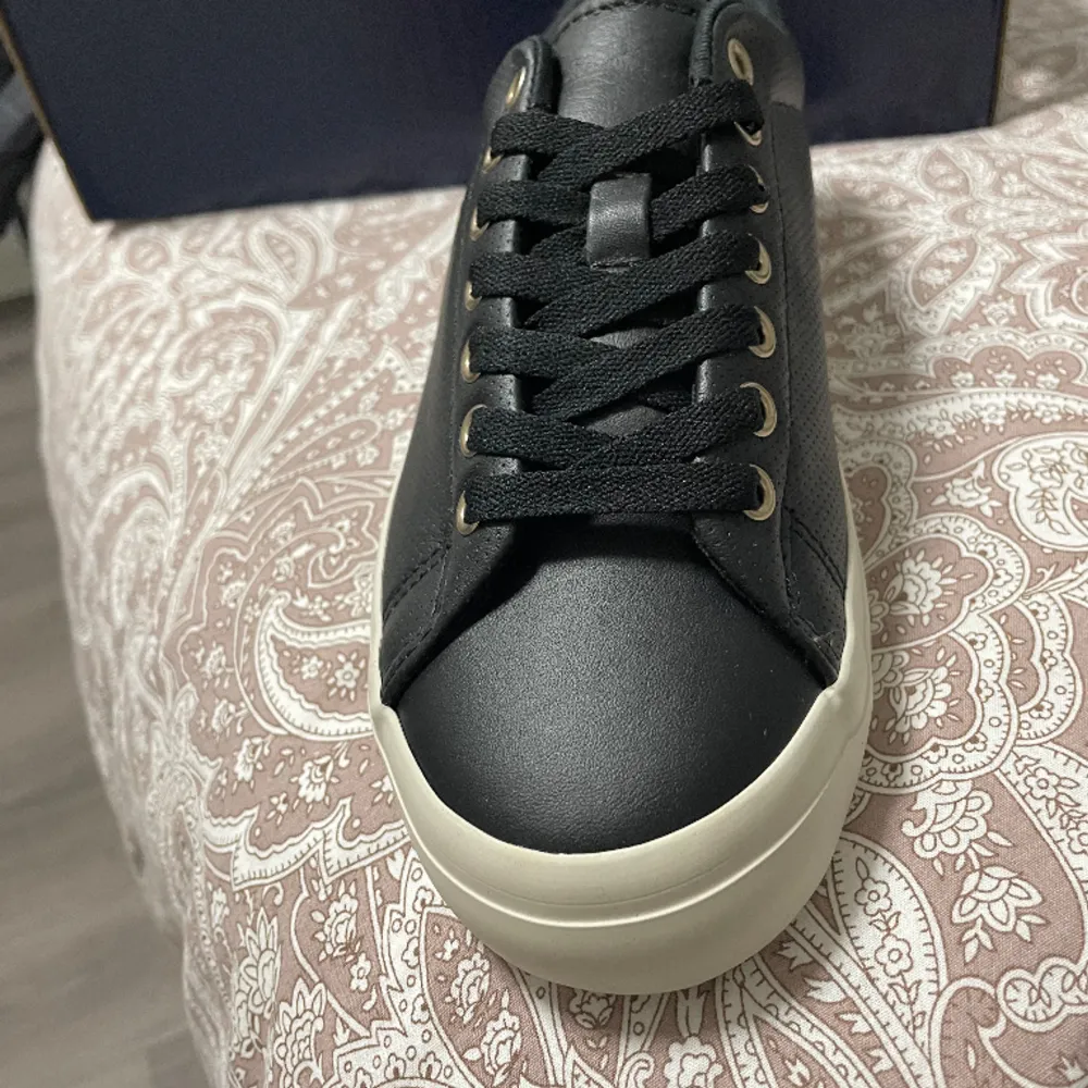 Helt nya och oanvända svarta sneakers från Polo Ralph Lauren. Digitalt kvitto finns för autentisering - inköpt från Zalando.. Skor.