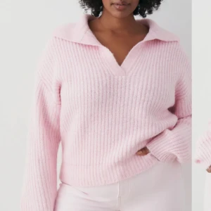  Tröja - Säljer denna söta stickade tröjan från Gina. Köpte för 299kr, säljer för 200kr. Har inte använt den så mycket så den är i bra skick.💕