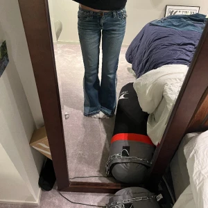 Lågmidjade jeans - Snygga lågmidjade jeans från reserved, har sytt om dem vilket syns på bilden!