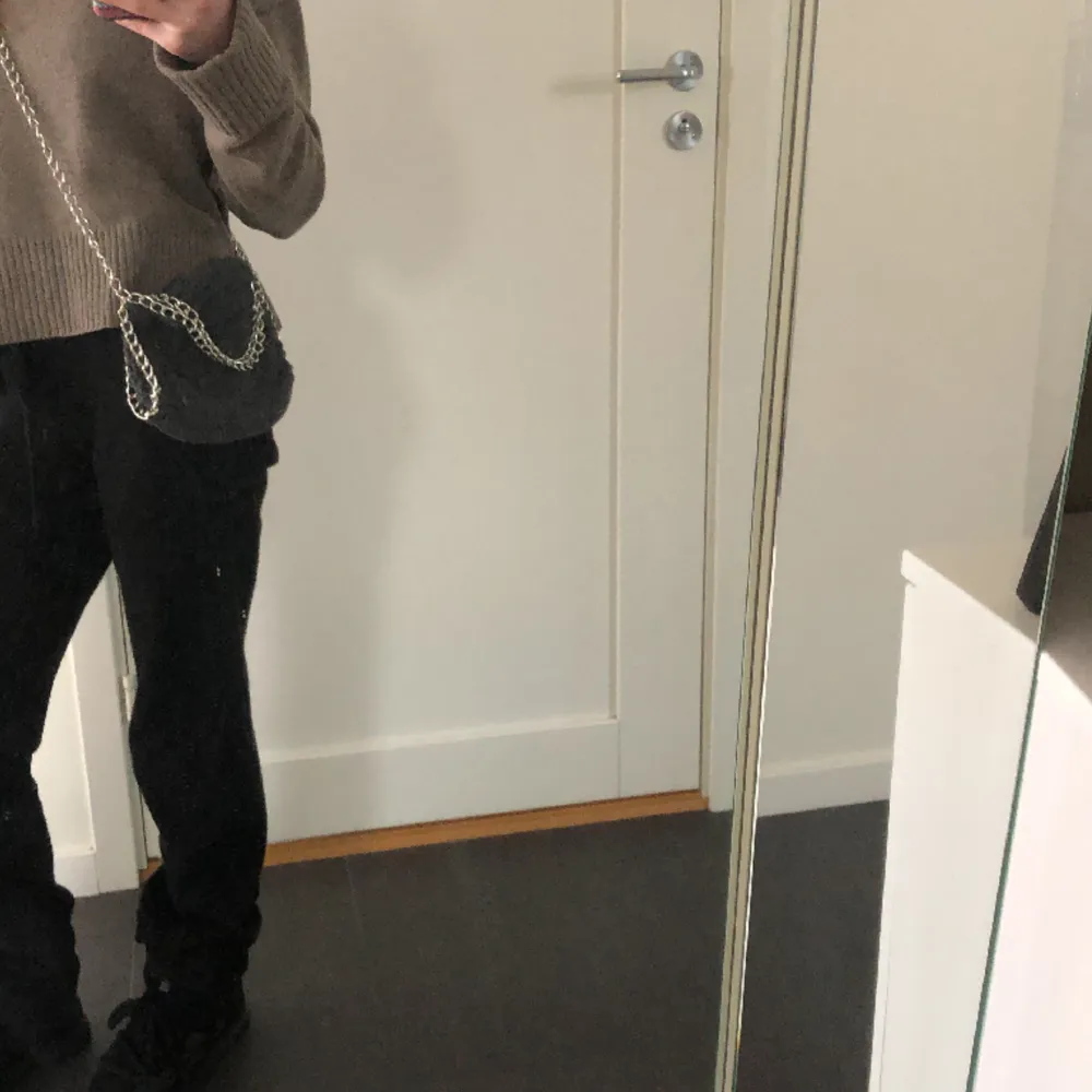 Säljer en jätte fin Stella maccartney liknande väska som är virkad. Priset är självklart diskuterbart, kom gärna med prisförslag❤️. Laukut & Käsilaukut.
