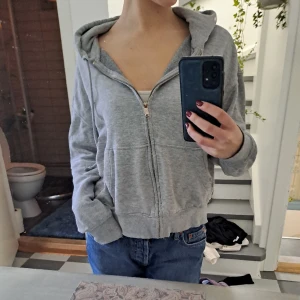 Oversized zip up - Oversized zip up från h&m som är hur söt som helst💕💕💕💕 dock inte min stil så därför har den inte kommit till användning