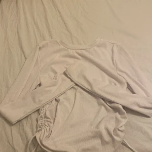 Långarmad tröja med Knut vid sidan-ginatricot - Den är i väldigt bra skick,har aldrig använts. 