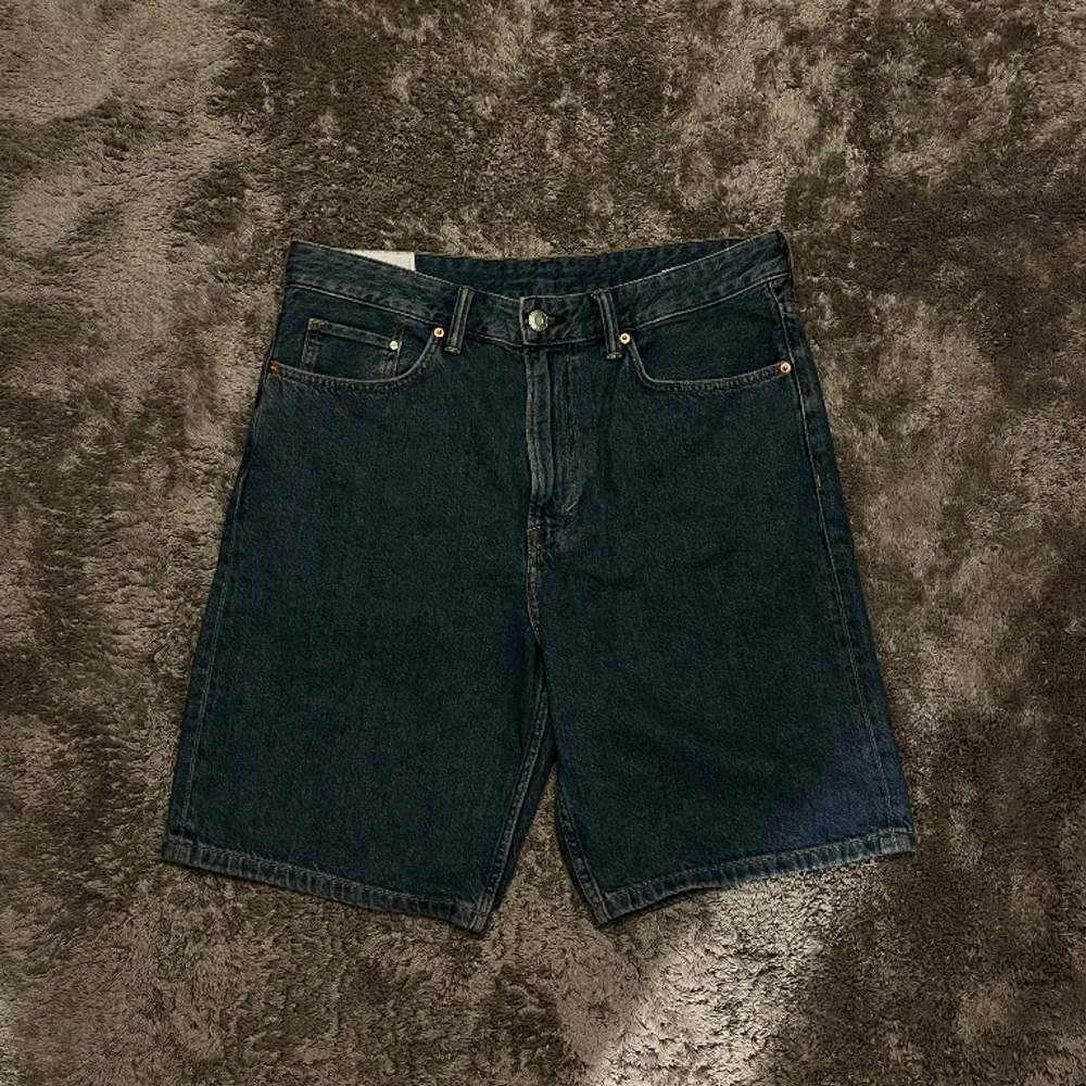 Shorts i jeans material. Har en loose och trendig passform. Är helt nya utan någon användning. Meddela vid övriga frågor !. Shorts.