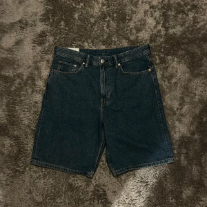 Jorts  - Shorts i jeans material. Har en loose och trendig passform. Är helt nya utan någon användning. Meddela vid övriga frågor !