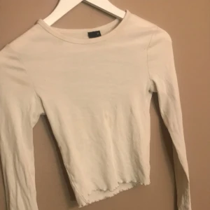 Topp Ginatricot - Topp med öppen rygg i storlek XS från Ginatricot💕