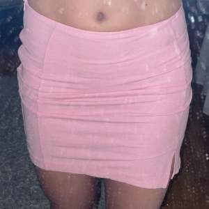 Rosa söt kjol från BIKBOK med liten slit💕 skriv för mer bilder eller prisförslag!  köpte för 299 ( använt ett fåtal gånger)