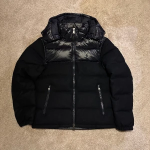 Ralph Lauren Puffer Jacket - Ralph Lauren Puffer Jacket, mörkblå, storlek M. Nyskick, aldrig använd. Tags finns kvar och kvitto finns. Nypris: 6500 kr. Köp nu för 4000 kr. Kontakta mig vid frågor eller funderingar!