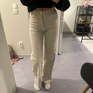 Manchester byxor - Beiga högmidjade vida manchester byxor från H&m i storlek 32. Använda fåtal gånger.