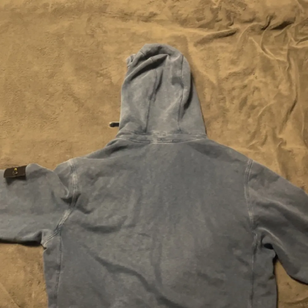 Säljer nu min stone island hoodie som har en unik blå färg och är fortfarande väldigt snygg! Nypris ca (2500-3000)  Mitt pris 580! Använt skick men är fortfarande fin, pris kan alltid diskuteras, och vid frågor eller funderingar äre bara att kontakta. Hoodies.