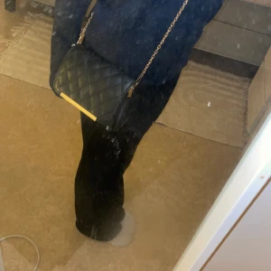 Supergulliga väska💓 - Säljer denna gulliga väska då jag inte använder den längre, nästan oanvänd och superfin med gulddetaljer🥰