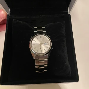 Seiko Snxs73k automatic - Säljer denna fina klocka då den ej används. Fint skick 9/10. 38mm i diameter. Bytt armband, men original medföljer. Box ingår. Garantikort ingår också