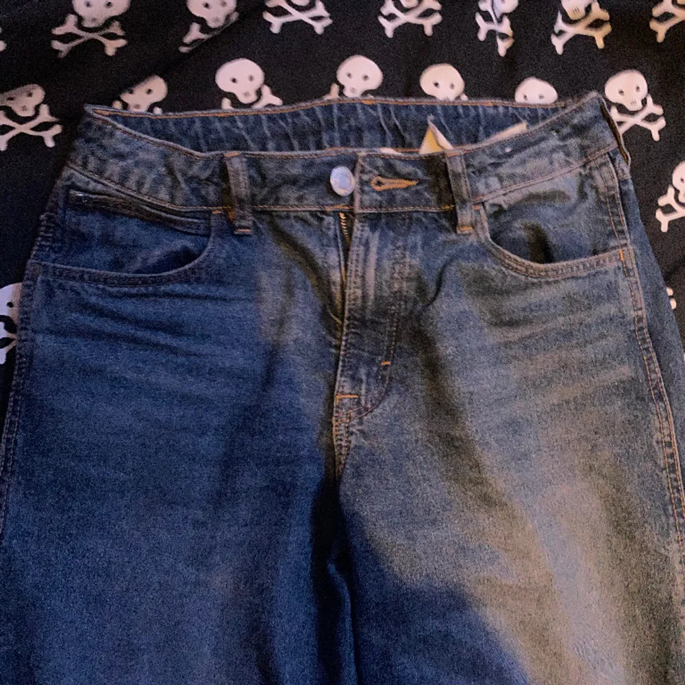  Köpta second hand inga synliga deffekter originellt från H&M. Jeans & Byxor.