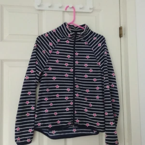 Varm jacka - En fin fleece jacka från H&M jätte fin. Säljer det pga för att jag har två stycken av den.