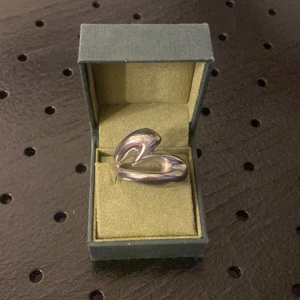 Så fin Edblad ring som köptes för 600kr men då jag byt till guld så har jag ingen användning för den❤️jättefint skick. Accessoarer.