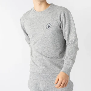 U.S Polo Assn sweatshirt grå  - U.S Polo Assn sweatshirt i gratt storlek M. Nypris är cirka 600kr. Den är i väldigt bra skick. Inga slitningar eller defekter. Den är knappt använd. Skönt material och bra kvalitet. Grả färg med märket tryckt pả bröstet. Pris kan sänkas vid snabb aff