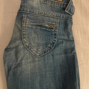 Pepe jeans  - Säljer nu mina pepe jeans som är i väldigt bra skick. Det finns ingen lapp om storlek men jag har 34/36 i byxor så skulle gissa på det💞 Skriv om ni undrar nått. Pris kan diskuteras 