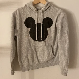 Mickey mouse hoodie  - Bra skick, några små fläckar,jag kan skicka fler bilder om du är sugen😊