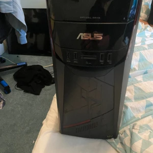Asus dator - Hej nu säljer jag min asus dator. Funkar helt utmärkt. Använd i ca 1 år. Jag spelade mest forre på dator och då låg jag runt 20-50 ping och 100-240 fps betror ju också vilken skärm man har. Om du har några frågor är det bara att skriva. Ny pris 12000