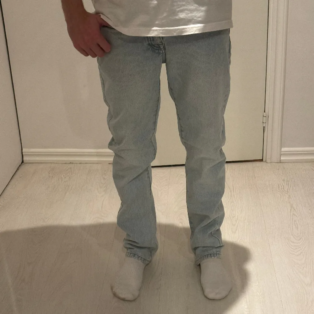 Ljusa jeans från Zara. Lite slitna längst ner vid benen men annars gott skick. Stl 38. . Jeans & Byxor.