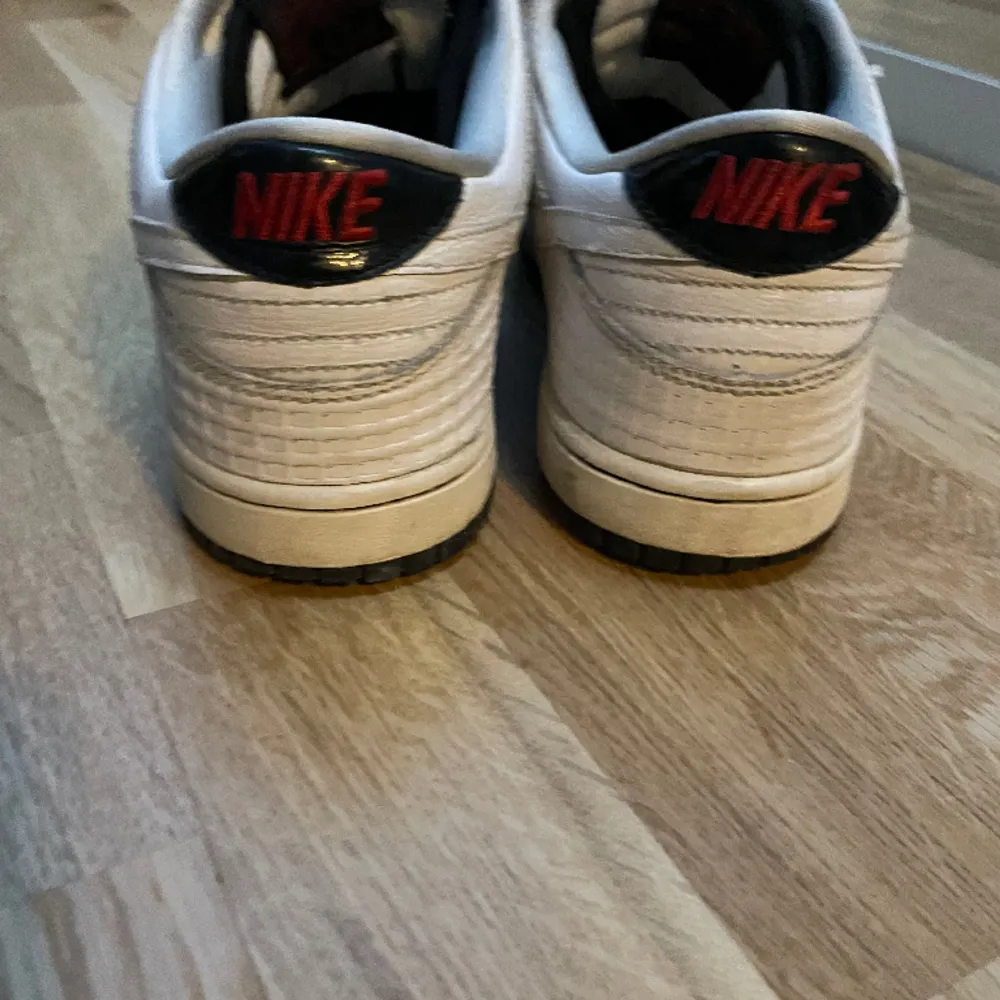 Säljer mina Nike dunk skor som är i okej skick men mycket kvar att ge, de skulle kunna se bättre ut men har inte rengjort de, kommer med box. . Skor.