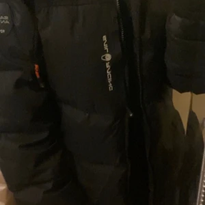 Sail Racing jacka - Bara använd ett fåtal gånger, använd ca Max 5 gånger. Jag vill sälja den då den är lite för stor och inte används så mycket. Den är felfri och i lika bra skick som den var när jag köpte den under vintern. Unisex jacka som funkar för både herr och dam