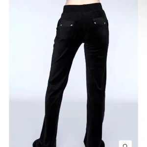 Juicy - Säljer dessa juicy byxor i storlek xxs, har kortat ner byxorna så längden passar för dig som är lite kortare💘säljs då de inte kommer till användning, inga defekter💕  Nypris: 1200kr