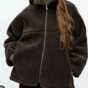 Arket pile jacka - Jättefin brun arket pile jacka i storlek S. Använd fåtal gånger så är i nyskick. Oversize i modellen! Nypris 1290kr