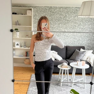One shoulder topp - Säljer min oanvända one shoulder topp från Mango🤍 Köpt för några år sedan men aldrig blivit använd  Skriv för fler frågor😌