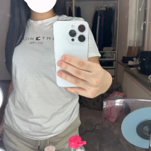 Tommy hilfiger tröja  - Tommy tröja från kidsbrandstore, passar mig som har storlek S i vanliga fall. Den är knappt använd, bara några få gånger hemma men annars inte, köpte för 350 säljer för 135🤍