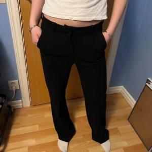 Kostymbyxor - Lite högmidjade kostymbyxor men går att dra ner lite för att få lite Lågmidjade som i bilden. Byxorna är från vero moda i storleken xs. Jag är 165 cm lång och funkar för mig💞