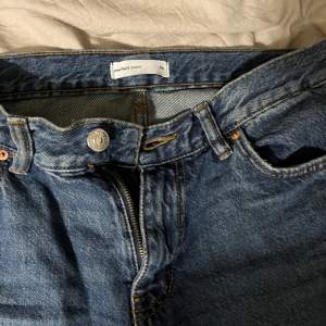 Lågmidjade jeans köpt October för 499kr i stl 34. Använts fåtal gånger, i bra skick. Säljs pga för stor på mig och används knappt. 