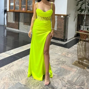 bröllopsklänning - gäst - Neongul superfin klänning från klädesbutik i Malmö. Endast använd en kväll & i super bra skick. Superfin till bröllop eller balen. Glitterdetaljer vid brösten & snörning i ryggen. Skriv privat för fler bilder. Priset kan diskuteras vid snabb affär🤍🤍