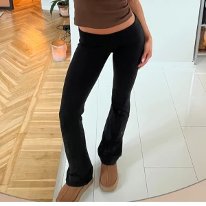 YOGA PANTS!! - Dessa byxor är i storlek Xs.  Dom är bara jätte lite galnare där nere men man ser knappast det! Och det försvinner i tvätten. Jag kommer såklart ha tvättat byxorna och se till så att dom är i bra skik.  Använda ungefär 3 ggr. 