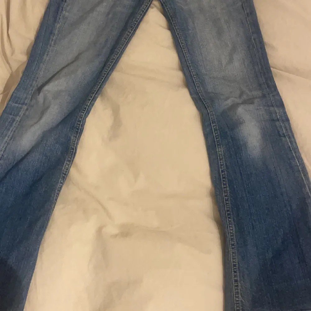 säljer dessa ursnygga jeans pågrund av att de är på gränsen för korta för mig och de kommer inte till användning längre 💘 skriv privat för mått eller mer bilder . Accessoarer.