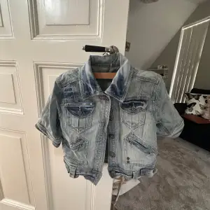 Säljer denna jeans jacka med korta armar!❤️ Bra skick då den nästan aldrig är använd!