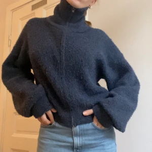 Full zip stickad tröja - Så snygg full zip up tröja. Jättemjuk i materialet och så gosig 😍säljer billigt pga lite nopprig