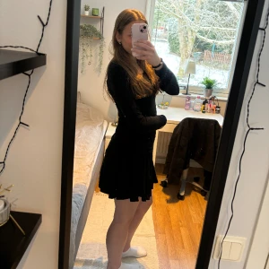 Söt svart kjol! - Säljer pga att den aldrig används! Använd 2-3 ggr och lappen där bak är avklippt (skriv om du vill se bild)💕💕 Skriv vid fler frågor❣️