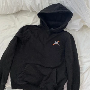 Arigato hoodie  - Säljer denna arigato hoodie i nyskick!  Nypris 1500 säljer för 600🌟🙌🏼💘