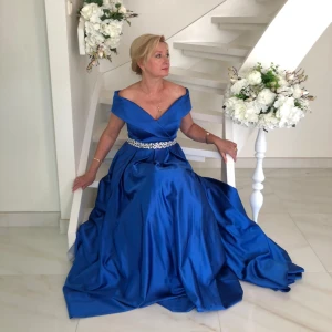 Elegant marinblå maxi klänning  - Klänningen användes endast en gång, i perfekt skick, köptes för 4500 kr. Storlek M(38). Kvinnan på bilden är 165 cm lång. Om du har några frågor, skriv!☺️
