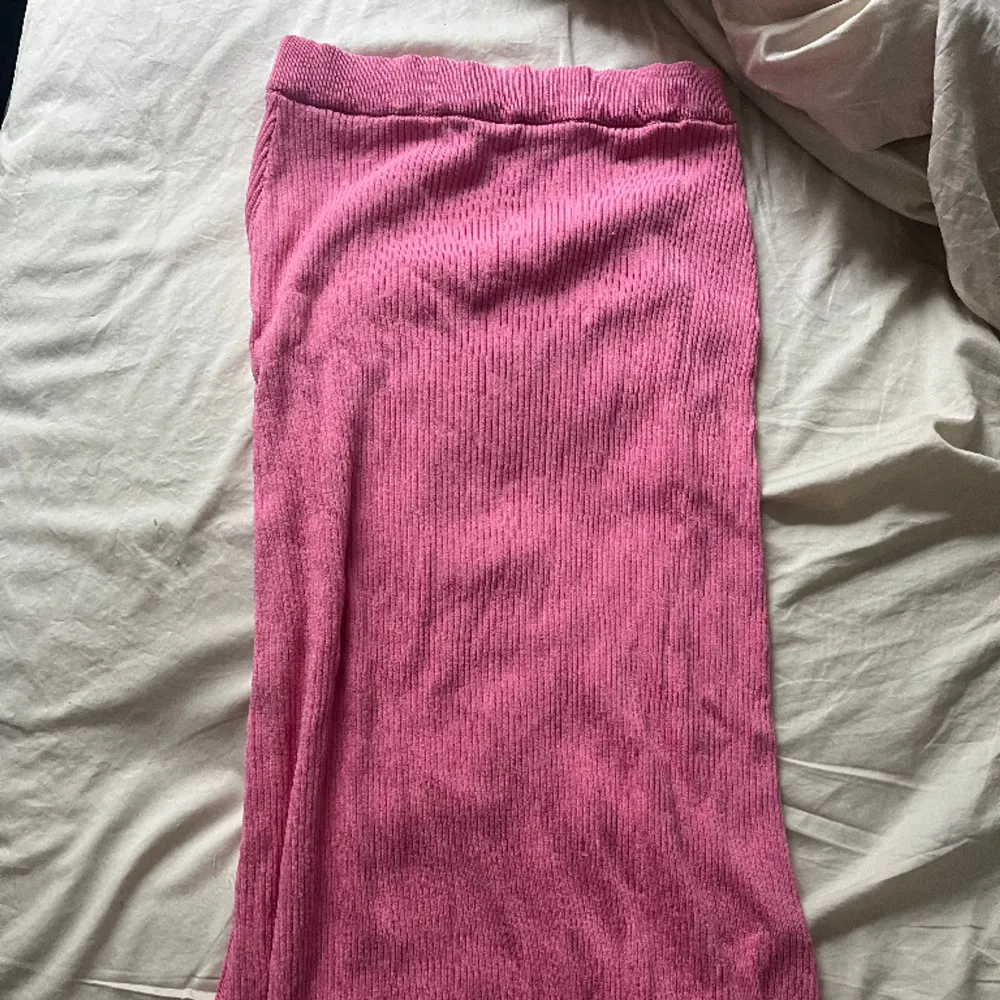 rosa långkjol, perfekt för sommaren! köpt på NA-KD, nypris 499 kr, använd fåtal gånger. Kjolar.
